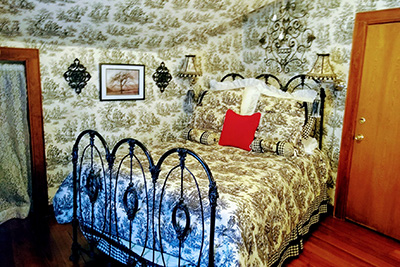 The Tennyson Room - Bed